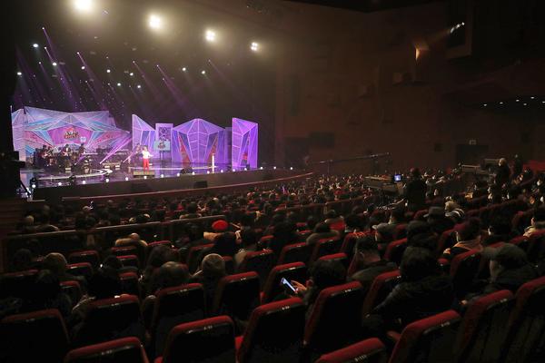 '노래하는 대한민국' 본선에 오른 참가자가 가무실력을 선보이고 있다.
