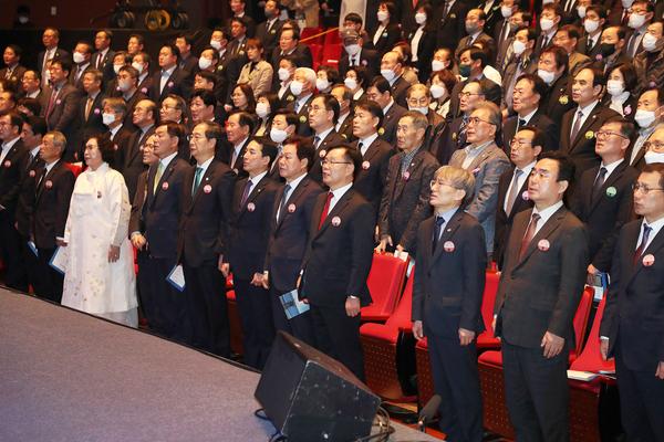 홍남표 창원특례시장이 3.15아트센터에서 열린 3.15의거 기념식 참석했다.