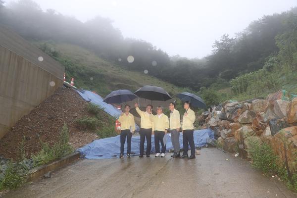 홍남표 창원특례시장이 진해구 경화동 산15번지 일원의 재해취약지를 점검하고 있다.