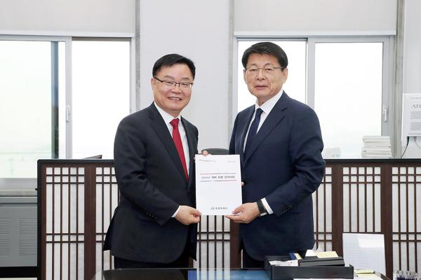 홍남표 창원특례시장이 '2024년 국비 사업' 지원을 위해 서삼석 예산결산특별위원장을 만났다.
