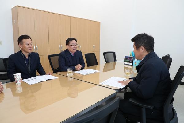 홍남표 창원특례시장이 유의동 의장(정책위)을 만나 '2024년 국비 사업'에 대한 지원을 건의하고 있다.