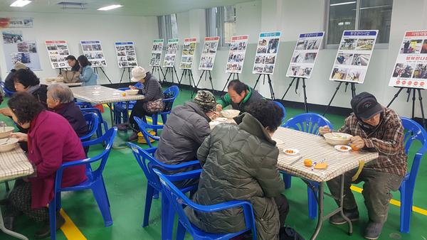 인근 상인 떡국나눔