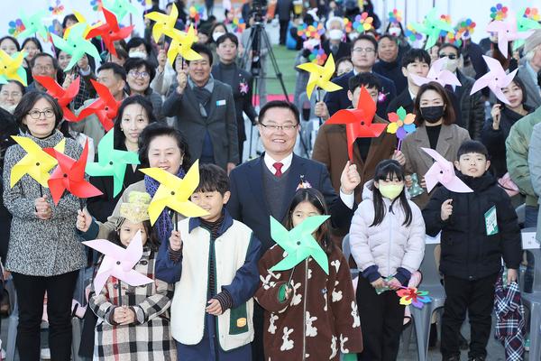 홍남표 창원특례시장이 '2023 창원 북페스타 & 세계아동문학축전'에 참여한 시민들과 기념촬영을 하고 있다.