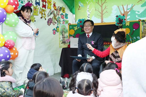 홍남표 창원특례시장이 '2023 세계아동문학축전'에 참여한 아이들과 담소를 나누고 있다.
