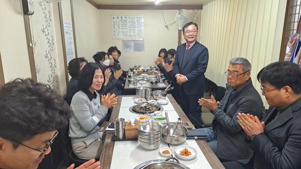 홍남표 창원특례시장, 시청사 청소 근로자 따뜻한 격려
