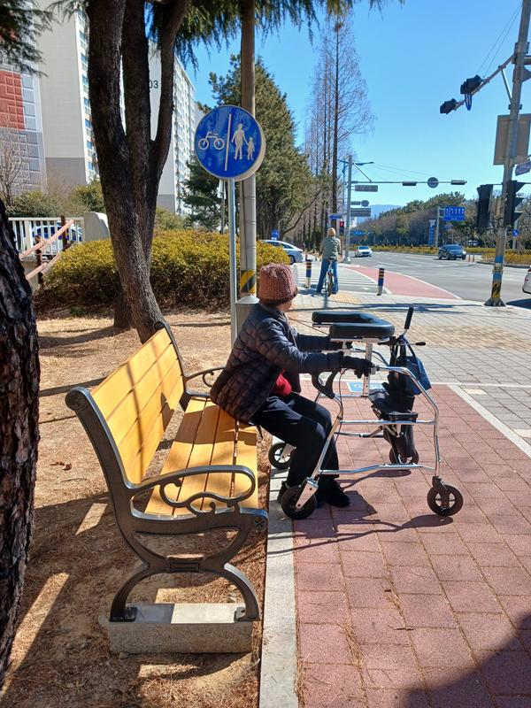 장애자가  노약자가 운동을 하다가 이렇게   벤취에서 쉬고 있는것 