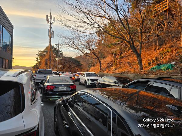 안녕마을 만렙 커피 앞에 뒤엉킨 승용차들