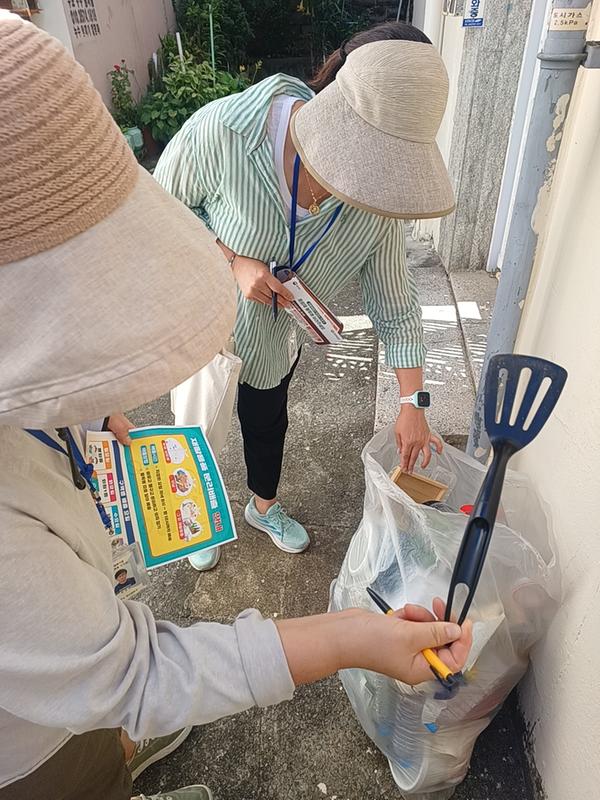 생활폐기물 분리배출 현장 안내 모습