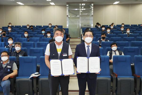 전국금속노동조합 경남지부, 창원시와 복지지원 업무 협약식 가져 전국금속노동조합 경남지부, 창원시와 복지지원 업무 협약식 가져 (사회복지과) (2).jpg