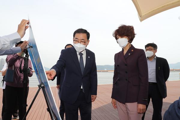 허성무 창원시장, 한정애 환경부장관 만나 지역현안 집중 건의허성무 창원시장, 한정애 환경부장관 만나 지역현안 집중 건의 (환경정책과) (1).jpg