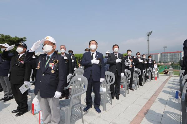 허성무 창원시장 &ldquo;호국영령의 고귀한 희생 가슴 깊이 새깁니다&rdquo; 허성무 창원시장 “호국영령의 고귀한 희생 가슴 깊이 새깁니다” (사회복지과) (1).jpg