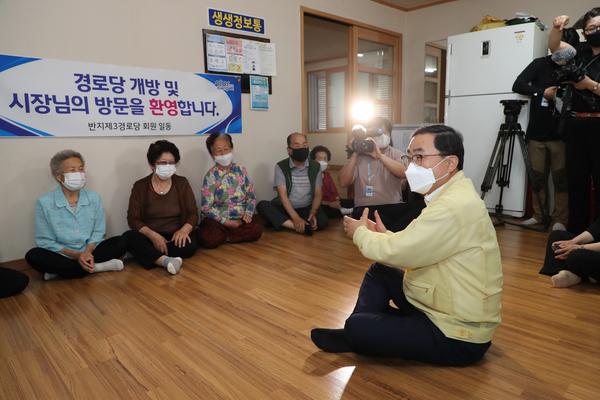 허성무 창원시장, 경로당 개방 첫날 방역수칙 등 현장 살펴허성무 창원시장, 경로당 개방 첫날 방역수칙 등 현장 살펴 (노인장애인과) (1).jpg