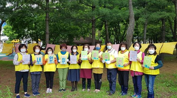 창원시, 자원봉사자와 함께하는 &lsquo;내안의 ♡ 손수건 염색 활동&rsquo; 창원시, 자원봉사자와 함께하는 ‘내안의 ♡ 손수건 염색 활동’ (1).jpg