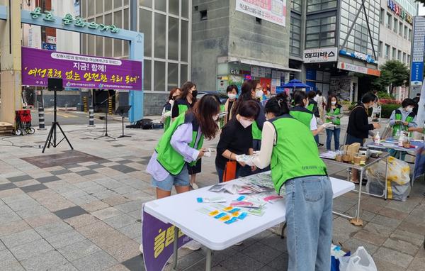 창원시, 여성폭력 없는 안전한 우리동네 &lsquo;버스킹 캠페인&rsquo; 창원시, 여성폭력 없는 안전한 우리동네 ‘버스킹 캠페인’ (여성가족과) (2).jpg