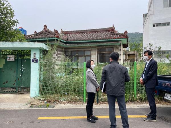 정혜란 창원시 제2부시장, 방치된 빈집 활용 위해 현장 점검 정혜란 창원시 제2부시장, 방치된 빈집 활용 위해 현장 점검 (주택정책과).jpeg