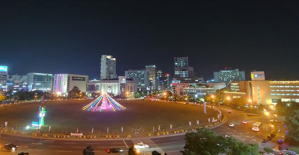 창원시, 창원광장에 &lsquo;빛의 띠&rsquo; 연속적 야간경관 조성창원시, 창원광장에 ‘빛의 띠’ 연속적 야간경관 조성.jpg