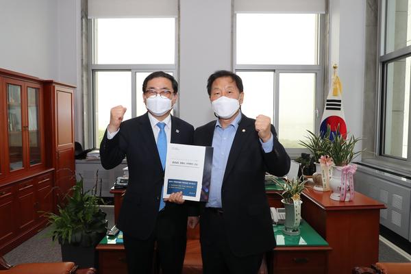 허성무 시장,&ldquo;이건희 컬렉션, 국립현대미술관 창원관이 최적지!&rdquo; (윤후덕 기재위원장 면담)허성무 시장,“이건희 컬렉션, 국립현대미술관 창원관이 최적지!” (윤후덕 기재위원장 면담) (1).jpg