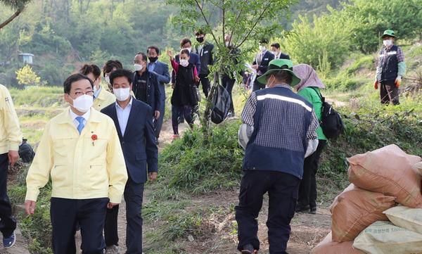 허성무 시장 &ldquo;쓰레기 대신 꽃이 가득한 세상 만들 것&rdquo;.1.허성무 시장 “쓰레기 대신 꽃이 가득한 세상 만들 것”.jpg