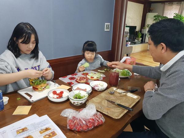 창원시, &lsquo;부모와 함께 하는 동화 요리&rsquo; 꾸러미 배부 창원시, ‘부모와 함께 하는 동화 요리’ 꾸러미 배부 (여성가족과).jpg