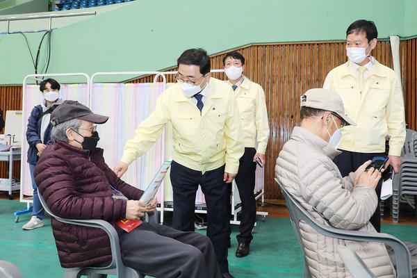 허성무 창원시장, 75세 이상 어르신 대상 첫 접종 점검 허성무 창원시장, 75세 이상 어르신 대상 첫 접종 점검 (시민안전과) (1).jpg