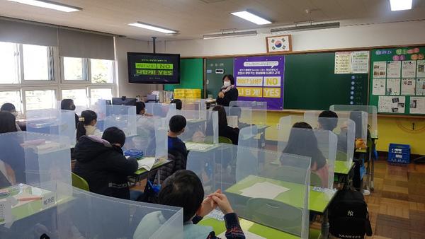 창원시 &ldquo;찾아가는 양성평등 교육 신청하세요&rdquo; (용호초).창원시 “찾아가는 양성평등 교육 신청하세요” (용호초).jpg