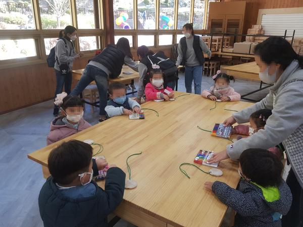 창원시, 17일부터 진해 드림파크 목공예&middot;생태숲 체험프로그램 운영(목공예 프로그램 체험 사진).창원시, 17일부터 진해 드림파크 목공예·생태숲 체험프로그램 운영(목공예 프로그램 체험 사진).jpg