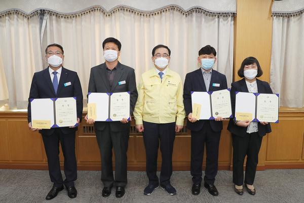 창원시, 2020년 성과관리 평가 우수부서 시상창원시, 2020년 성과관리 평가 우수부서 시상 (기획관) (1).jpg