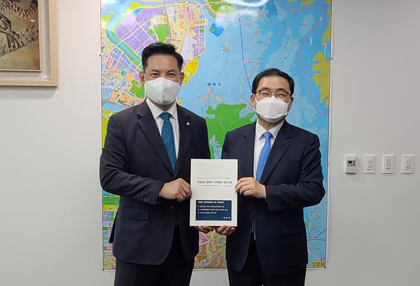 허성무 시장, &lsquo;창원산업선&rsquo;국가계획 반영 위해 국회 방문 (박영순 국회 국토교통위원회 위원, 더불어민주당).허성무 시장, ‘창원산업선’국가계획 반영 위해 국회 방문 (박영순 국회 국토교통위원회 위원, 더불어민주당).jpg