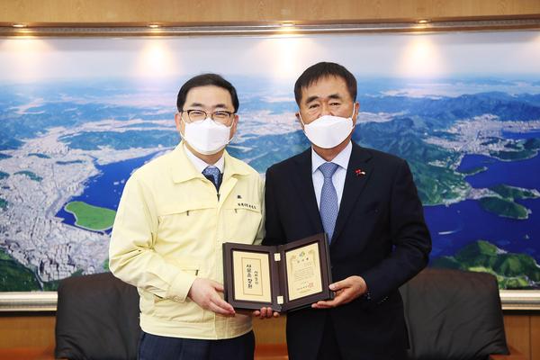 창원시, 창원상공회의소 한철수 前 회장에 감사패 전달 창원시, 창원상공회의소 한철수 前 회장에 감사패 전달 (전략산업과).jpg
