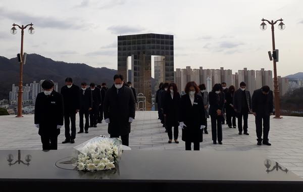 창원시, 신임 사무관 승진자 &lsquo;3&middot;15 민주묘지&rsquo;참배 창원시, 신임 사무관 승진자 ‘3·15 민주묘지’참배 (인사조직과) (1).jpg