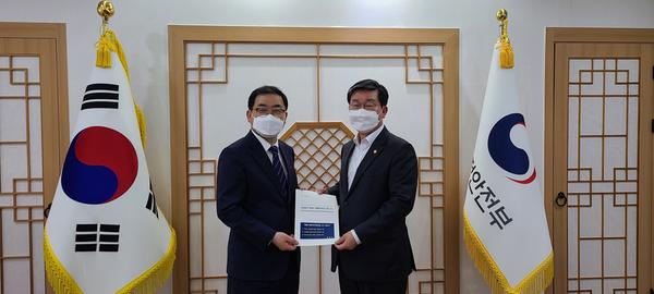 허성무 창원시장, 전해철 행안부 장관 만나 굵직한 지역 현안&lsquo;원-포인트&rsquo;건의 허성무 창원시장, 전해철 행안부 장관 만나 굵직한 지역 현안‘원-포인트’건의 (기획관).jpg