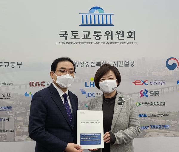 국회 찾은 허성무 창원시장, 진해신항&middot;철도물류망 구축 현안 건의 (진선미 국토교통위원회 위원장).국회 찾은 허성무 창원시장, 진해신항·철도물류망 구축 현안 건의 (진선미 국토교통위원회 위원장).jpg