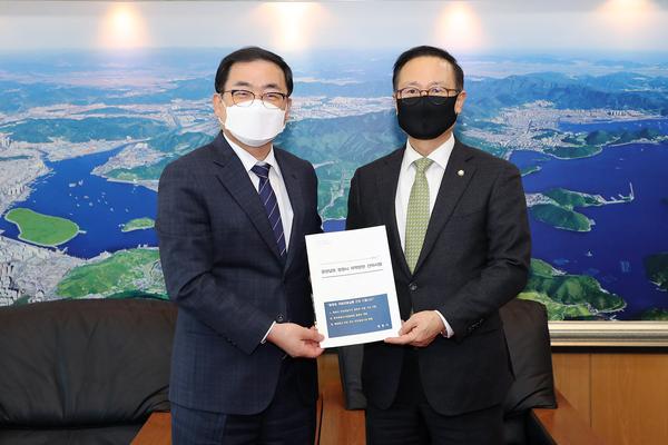 허성무 시장, 홍영표 국회의원 만나 특례시 출범 지원 등 현안 건의 허성무 시장, 홍영표 국회의원 만나 특례시 출범 지원 등 현안 건의 (기획관) (1).jpg