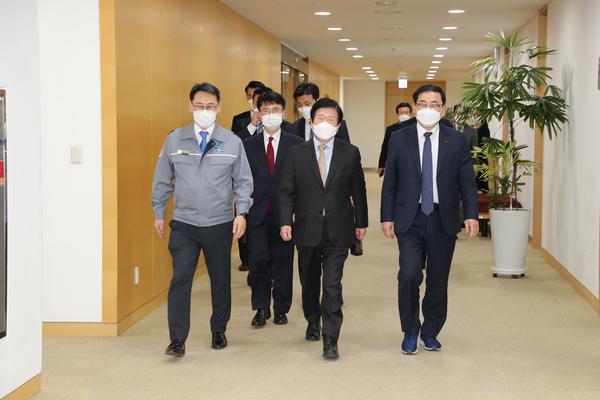 허성무 창원시장, 박병석 국회의장과 두산중공업 찾다 허성무 창원시장, 박병석 국회의장과 두산중공업 찾다 (전략산업과) (3).jpg