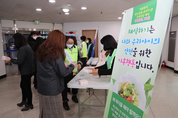 &lsquo;2050년 사라진 벚꽃 왜&rsquo;&hellip;창원시, 기후위기 캠페인 실시‘2050년 사라진 벚꽃 왜’…창원시, 기후위기 캠페인 실시 (환경정책과) (1).JPG