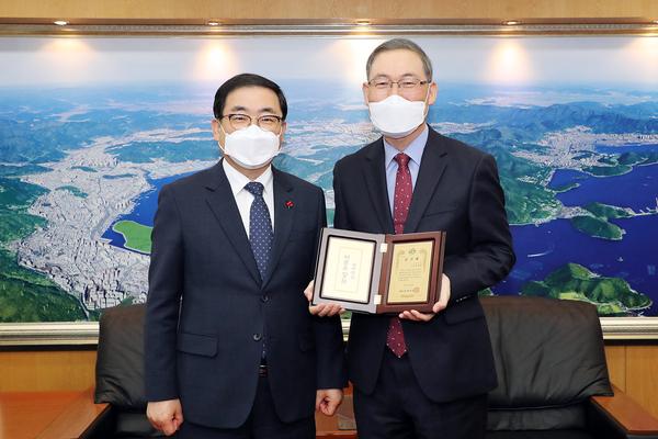 창원시, LG전자 송대현 사장에 감사패 전달창원시, LG전자 송대현 사장에 감사패 전달 (전략산업과) (1).jpg