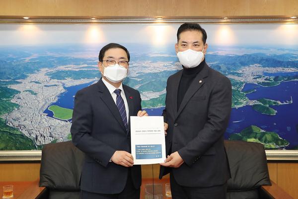 허성무 시장, 국토위 소속 박영순 의원과 면담.. 현안사업 집중 건의 허성무 시장, 국토위 소속 박영순 의원과 면담.. 현안사업 집중 건의 (기획관) (3).jpg