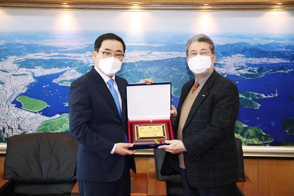 창원시, 한국전기연구원 최규하 원장에 감사패 전달창원시, 한국전기연구원 최규하 원장에 감사패 전달 (전략산업과) (1).jpg