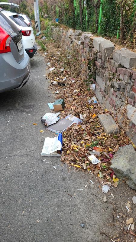 쓰레기가 가득한 주차장