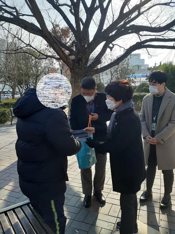 창원시, 동절기 찾아가는 노숙인 상담소 운영 합동 현장활동창원시, 동절기 찾아가는 노숙인 상담소 운영 합동 현장활동 (사회복지과) (1).jpg