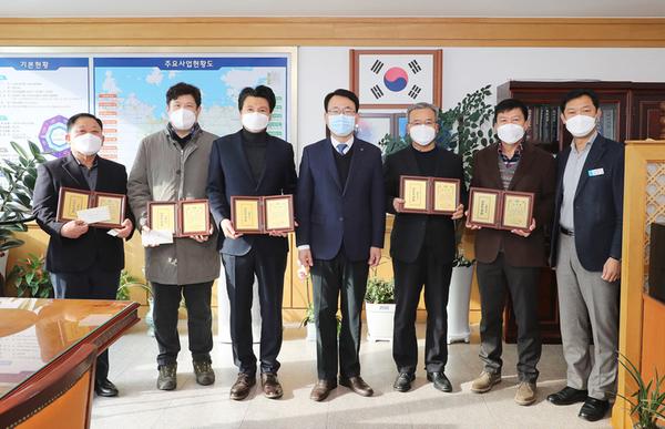 창원시, &lsquo;시내(마을)버스 서비스 평가&rsquo; 신양여객 최우수 시상 창원시, ‘시내(마을)버스 서비스 평가’ 신양여객 최우수 시상 (신교통추진단) (1).jpg