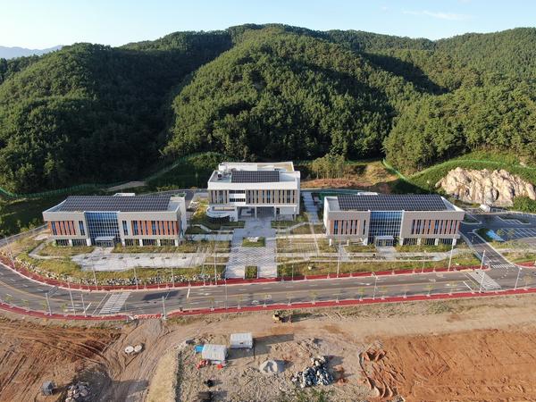 창원시 &ldquo;로봇랜드 입주기업 로봇기술개발 성과 좋아&rdquo; (로봇연구센터 정면 사진).창원시 “로봇랜드 입주기업 로봇기술개발 성과 좋아”  (로봇연구센터 정면 사진).jpg