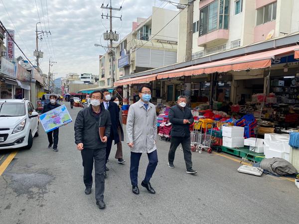 조영진 제1부시장, 진해군항상권 르네상스 사업 선정지 현장 점검 조영진 제1부시장, 진해군항상권 르네상스 사업 선정지 현장 점검 (경제살리기과) (1).jpg