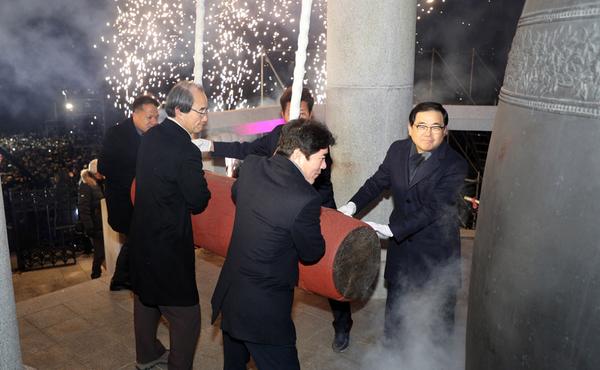 창원시, 2020년 제야의 종 타종행사 전면 취소(지난해 타종행사).창원시, 2020년 제야의 종 타종행사 전면 취소(지난해 타종행사).jpg