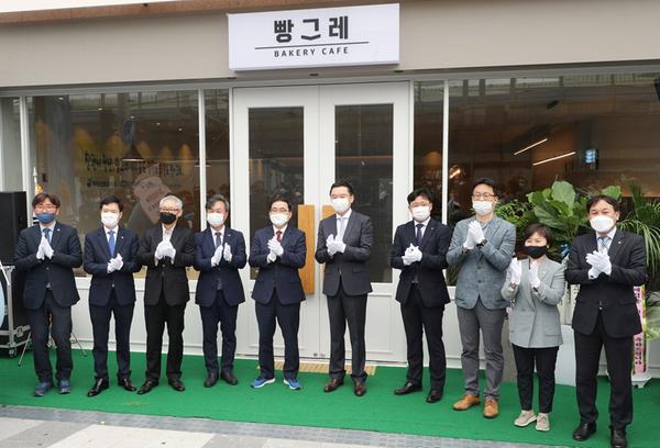 &lsquo;창원시 자활사업 20년&rsquo; 저소득층 빈곤탈출 마중물 역할했다 (빵그레 개소사진).‘창원시 자활사업 20년’ 저소득층 빈곤탈출 마중물 역할했다 (빵그레 개소사진).jpg