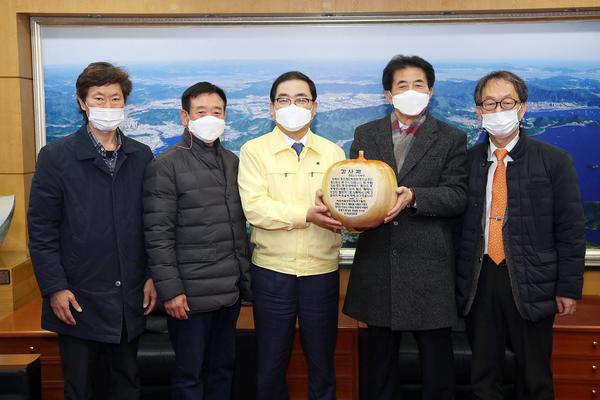 허성무 창원시장, 예술인이 드리는 감사패 받아 허성무 창원시장, 예술인이 드리는 감사패 받아 (문화예술과).jpg