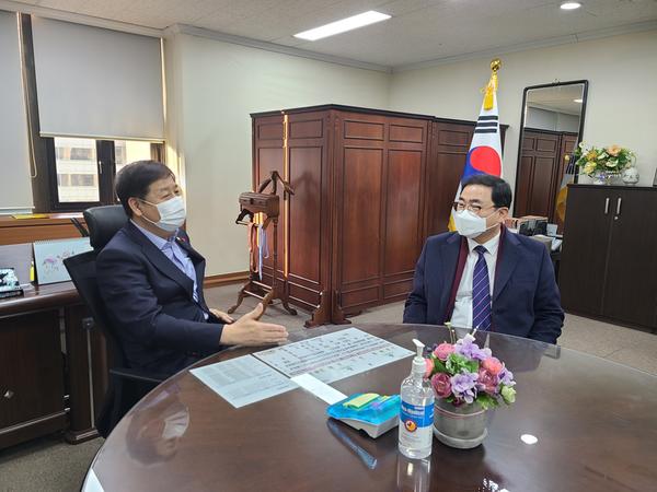 허성무 창원시장, 국무조정실장 만나 국립현대미술관 창원관 유치 건의 (구윤철 국무조정실장과 면담).허성무 창원시장, 국무조정실장 만나 국립현대미술관 창원관 유치 건의 (구윤철 국무조정실장과 면담).jpg