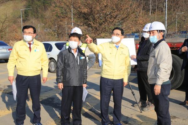 허성무 창원시장, 천주산 등산로 등 주요 사업장 현장점검 실시 (거제-마산연결도로 국도5호선)허성무 창원시장, 천주산 등산로 등 주요 사업장 현장점검 실시 (거제-마산연결도로 국도5호선) (2).jpg