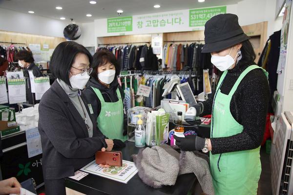 창원시,&lsquo;아름다운 하루&rsquo;직원 참여 나눔 바자회 개최창원시,‘아름다운 하루’직원 참여 나눔 바자회 개최 (사회복지과) (1).jpg