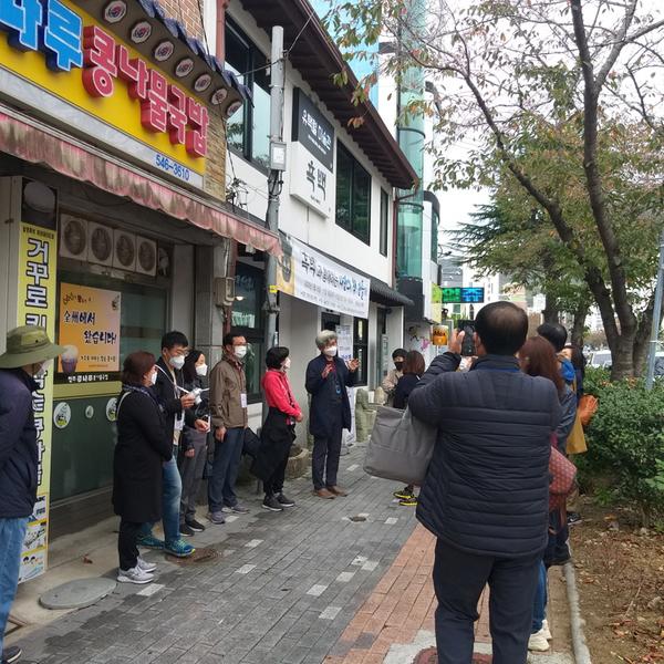 창원시, 김탁환 작가와 함께하는 &lsquo;엄마의 골목&rsquo; 투어 실시창원시, 김탁환 작가와 함께하는 ‘엄마의 골목’ 투어 실시(도시재생과).jpg